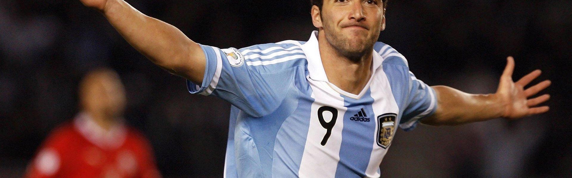 战术镜像下的巅峰对决，曼城与利物浦的博弈，恍若红军与皇马之战的复刻