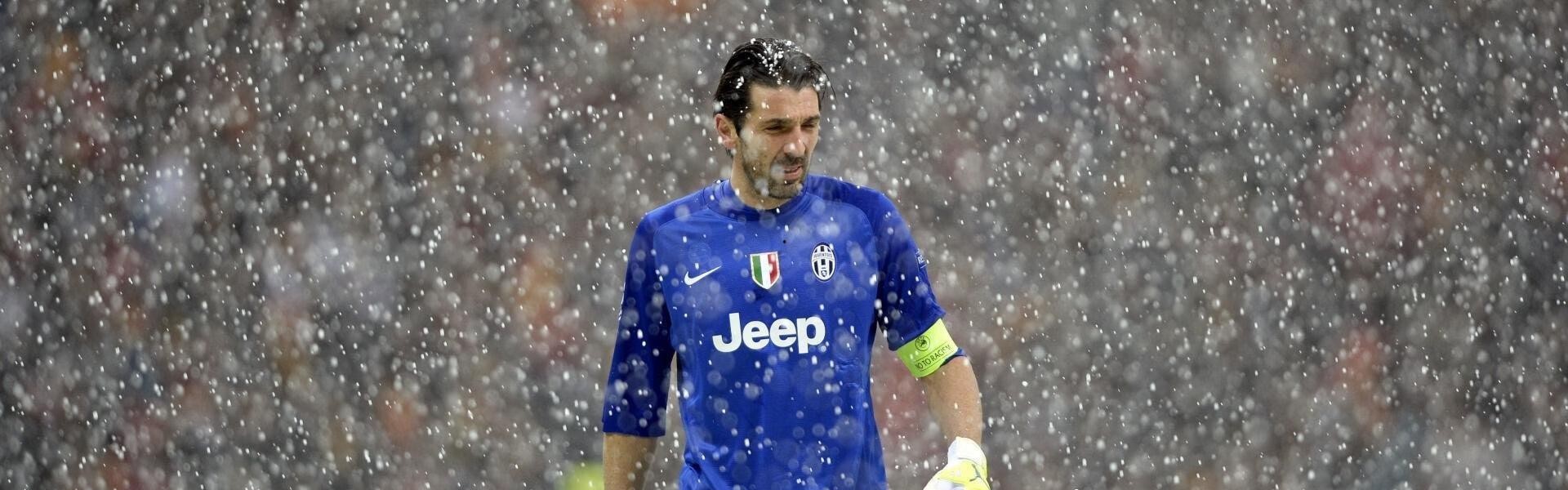 麦克托米奈，进球前灯光刺眼视线模糊，全凭本能完成关键射门